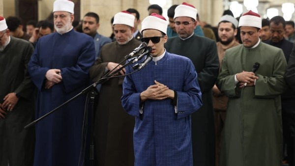 الطالب النابغة.. كفيف يؤم المصلين في الجامع الأزهر ويصبح حديث الملايين