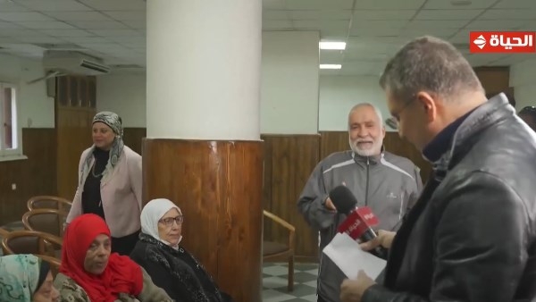 أجمل ناس.. عمرو الليثي يهدي نزلاء دار مسنين جوائز مالية