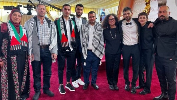 أبطال وصناع الفيلم الفلسطيني No Other Land على السجادة الحمراء لحفل الأوسكار