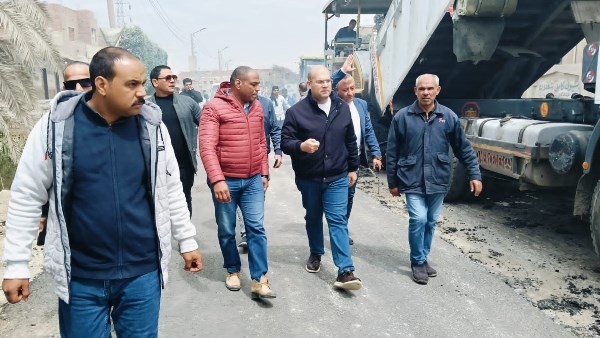 نائب محافظ الجيزة يتفقد أعمال الرصف بطريق 21 الصف