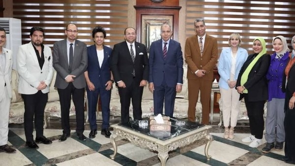 محافظ المنيا يشكر المدرسة البريطانية على المشاركة فى احتفالات العيد القومي