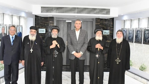 الأقباط الأرثوذكس والإنجليين يهنئون المحافظ بعيد الفطر.. ومتابعة ملفات التقنين والتصالح