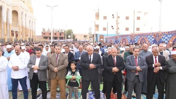 محافظ الوادي الجديد يشارك أهالي الداخلة صلاة عيد الفطر