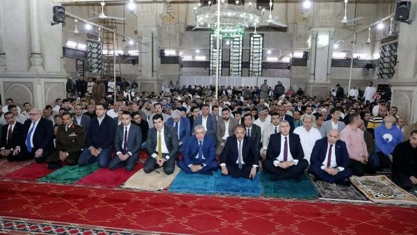 محافظ الشرقية يؤدي صلاة عيد الفطر بمسجد الفتح بمدينة الزقازيق