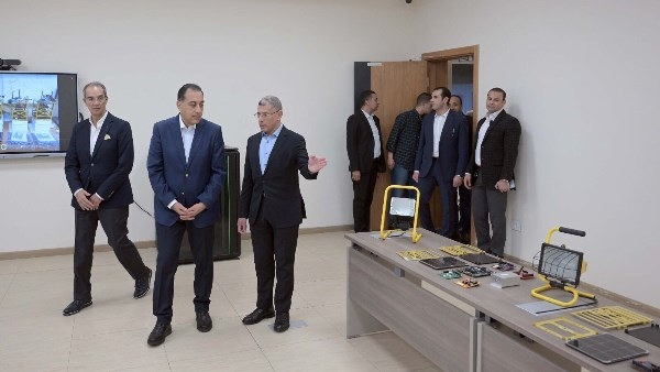 رئيس الوزراء يتفقد منظومة محاكاة البيئة الفضائية