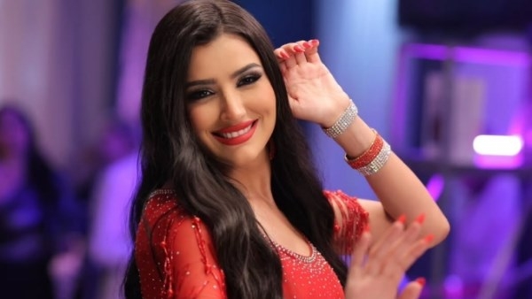 مي عمر تحتفل بتكريمها كأفضل ممثلة عن مسلسل إش إش من راديو إنرجي