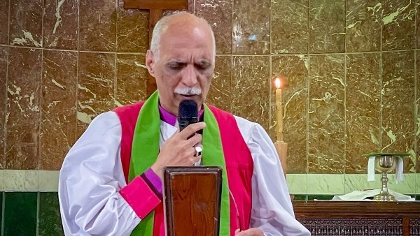 رئيس أساقفة الكنيسة الأسقفية يعطي ترخيصا لخادم علماني بكنيسة منوف