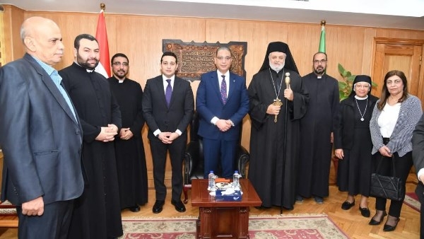 الأنبا توماس يهنئ محافظ الفيوم بعيد الفطر المبارك