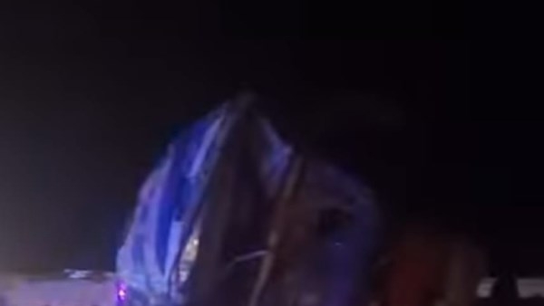 تسيير طريق الواحات بعد رفع آثار حادث أتوبيس.. صور