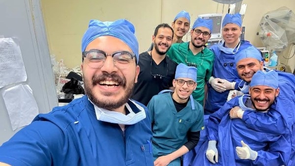 معجزة .. أطباء جامعة الأزهر ينجحون في توصيل يد مريض مبتورة