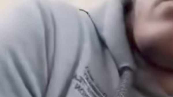 بنت ضربت خطيبها بالقلم على السوشيال ميديا .. تفاصيل فيديو تصدر التريند