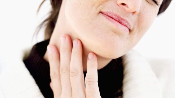 طرق طبيعية وآمنة لعلاج احتقان الحلق.. تحذير من الإفراط في استخدام المضادات الحيوية