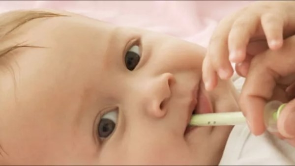 رغم التزامك بالجرعة.. لماذا يعاني طفلك من نقص فيتامين د؟ أسباب خفية تدهشك