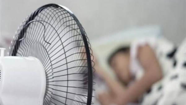 خبراء يحذرون: النوم على المروحة قد يضر بصحتك أكثر مما ينفع