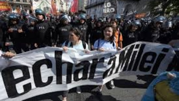 النقابات العمالية الأرجنتينية تحتشد في بوينس آيرس قبيل انطلاق الإضراب الوطني