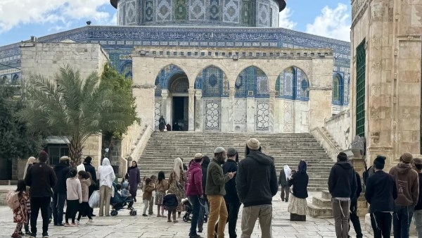 صلوات تلمودية ورقصات استفزازية من الإسرائيليين.. ماذا يحدث بالمسجد الأقصى المبارك؟