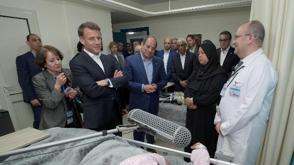 الرئيس السيسي ونظيرة الفرنسي يزوران مصابي العدوان الإسرائيلي بغزة .. صور