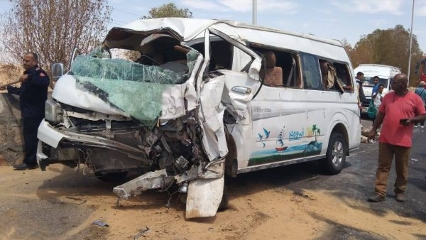 الصور الأولى لحادث انقلاب سيارة ميكروباص بأسوان