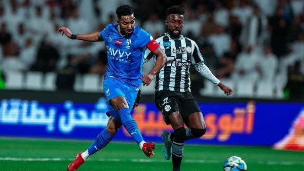 الهلال يتحدى الشباب في قمة "ساخنة" بالدوري السعودي