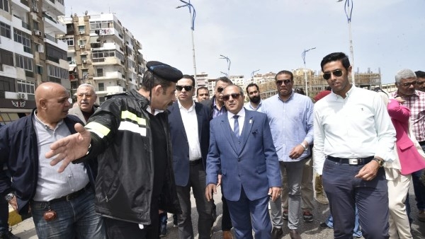 محافظ بورسعيد يتفقد أعمال رصف ورفع كفاءة شارع كسرى