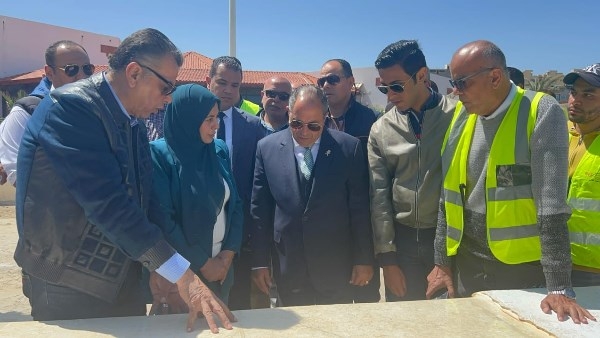 محافظ بورسعيد: الشاطئ ليس حكرا لأحد.. ومش هنقطع عيش حد