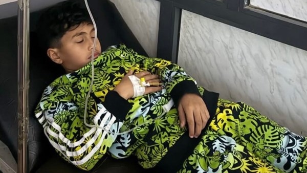 حسين الشحات ينشر صورة مؤثرة لنجله من داخل المستشفى ويدعو له بالشفاء
