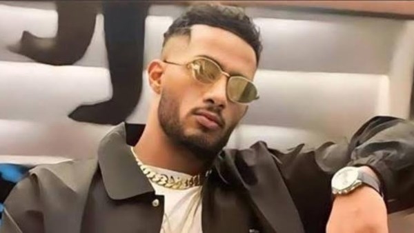 محمد رمضان يشارك جمهوره فيديو من طائرة خاصة أثناء أداء الصلاة