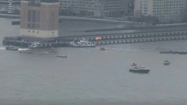 شاهد.. مصرع 6 في تحطم هليكوبتر بنهر هدسون.. حوادث جوية متزامنة بأمريكا