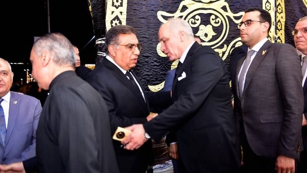 محافظ الدقهلية يتلقى العزاء في وفاة السكرتير العام بدار المناسبات بمدينة المنصورة
