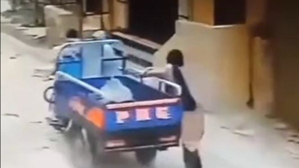 سحلاها على الأرض.. سقوط أصحاب فيديو سرقة هاتف سيدة الاسكندرية
