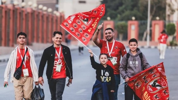 من كل مكان جايين.. توافد الجماهير على استاد القاهرة لمساندة الأهلي أمام الهلال