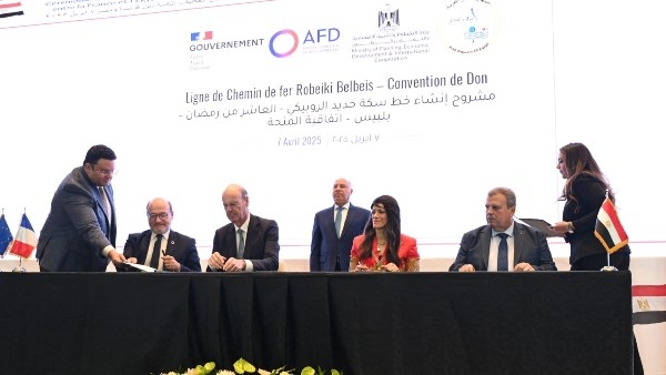 مصر وفرنسا توقعان اتفاقًا لتمويل مشروع سكك حديد يربط الروبيكي ببلبيس