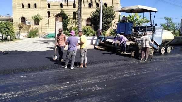 محافظ أسوان يؤكد على أهمية رصف طريق إدفو / مرسى علم