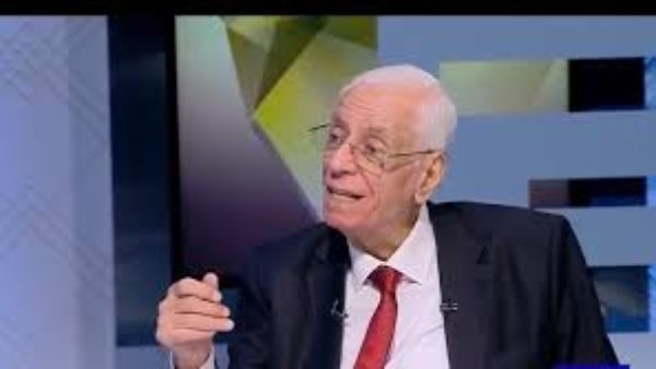 على الهواء .. حسام موافي يشخص سيدة تعاني من إمساك شديد