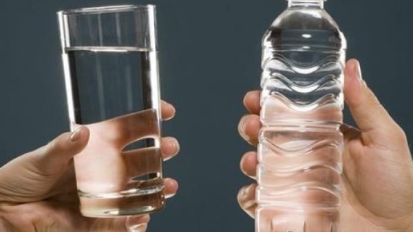 10 فوائد لتناول المياه على الريق .. نصائح لا تتجاهليها