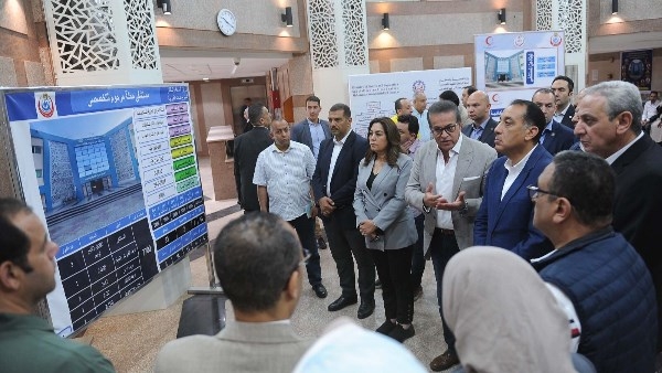 رئيس الوزراء يجرى حواراً ودياً مع المواطنين المترددين على مستشفى محلة مرحوم