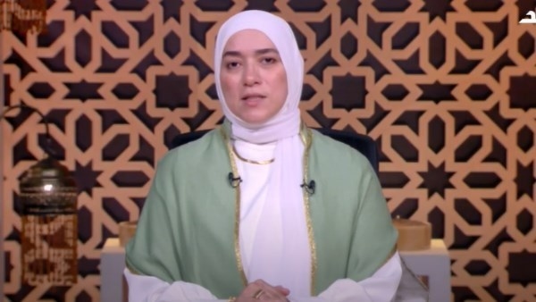 دينا أبو الخير: الصلاة رباط يصل العبد بربه.. والالتزام بمواقيتها هو مفتاح السعادة
