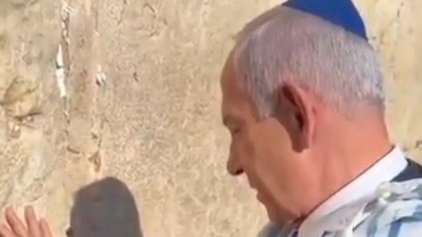 نتنياهو يصلى من أجل ترامب أمام حائط البراق