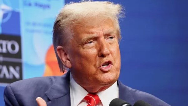 الرئيس الأمريكي يعلق المحادثات التجارية مع كندا بسبب فرضها ضرائب كبيرة