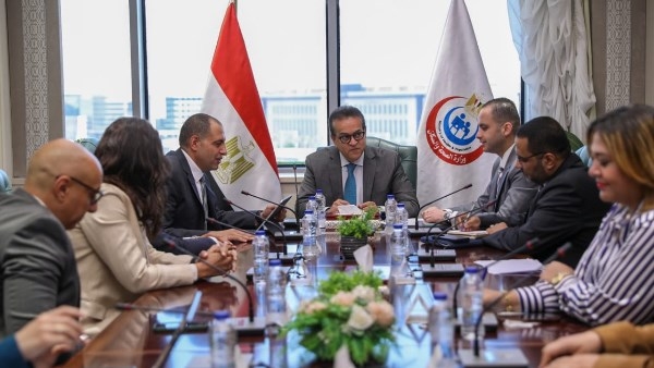 وزير الصحة يبحث مع شركة عالمية تعزيز التعاون في علاج الأورام والمرأة