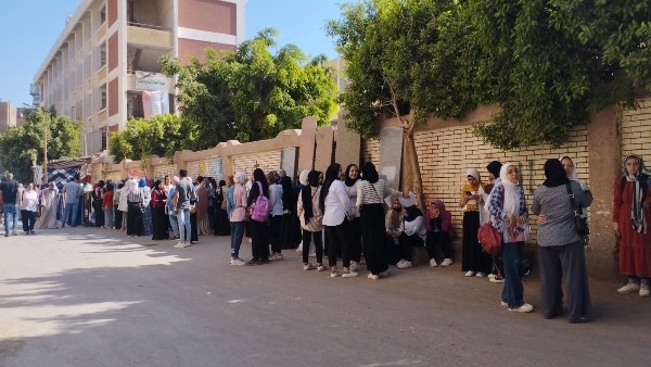 الطلاب يتوافدون على اللجان لآداء "الدين والتربية الوطنية"