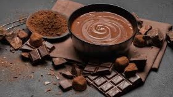 ماذا يحدث لجسمك عند تناول الشوكولاتة الداكنة؟