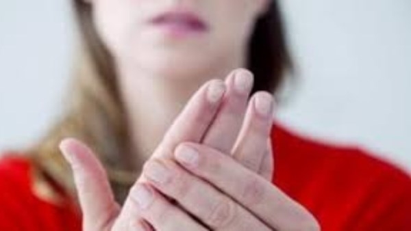 احذر رعشة اليدين.. نقص هذه الفيتامينات قد يكون السبب