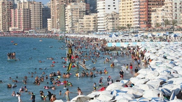 الدخول بـ5 جنيهات.. 65 شاطئًا بالإسكندرية في خدمة المصطافين
