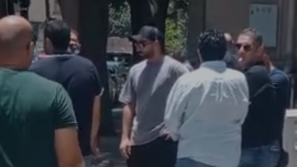 شاهد.. تأثر محمد الشرنوبي في جنازة ابن عمه