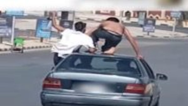 قاعد فوق العربية.. صاحبا فيديو سيارة المقطم يواجهان هذه العقوبة بالقانون