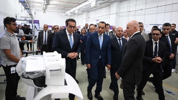 رئيس الوزراء يتفقد مشروع تصنيع أجهزة السونار والرنين المغناطيسي.. ونواب: الدولة تشجع الصناعة لتقليل الاستيراد وزيادة الصادرات