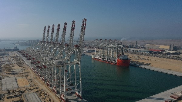 الصناعة: ميناء دمياط يستقبل 5 أوناش عملاقة لمحطة الحاويات تحيا مصر 1