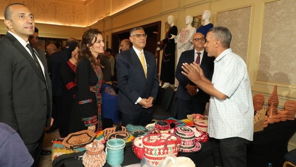منتجات فريدة من نوعها.. عارضو الحرف اليدوية والتراثية بالجيزة يكشفون سر الصنعة لصدى البلد