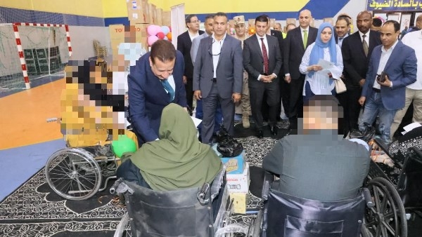 محافظ المنوفية يسلم مساعدات ولحوم وكراسي متحركة لــ 150حالة إنسانية